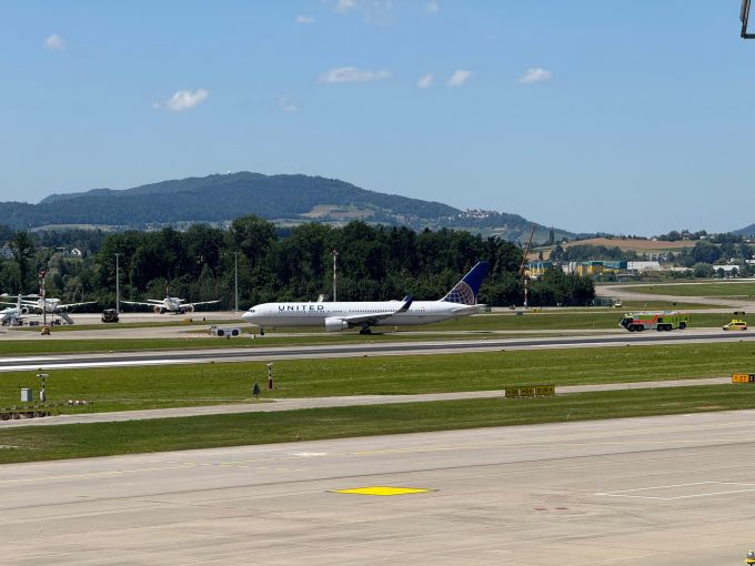 Hier wird das Flugzeug abgeschleppt. flughafen zürich reifenpanne