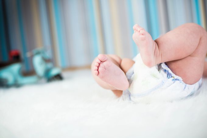 Beim Windelfetisch muss nicht unbedingt eine Gefahr für die Kinder bestehen, dennoch raten Experten zur Vorsicht (Symbolbild). Windel an Baby