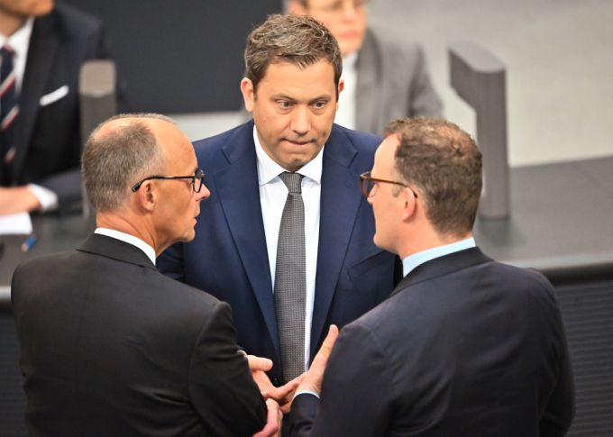 Eigentlich sollte auch Lars Klingbeil von der SPD heute als Vizekanzler vereidigt werden. friedrich merz