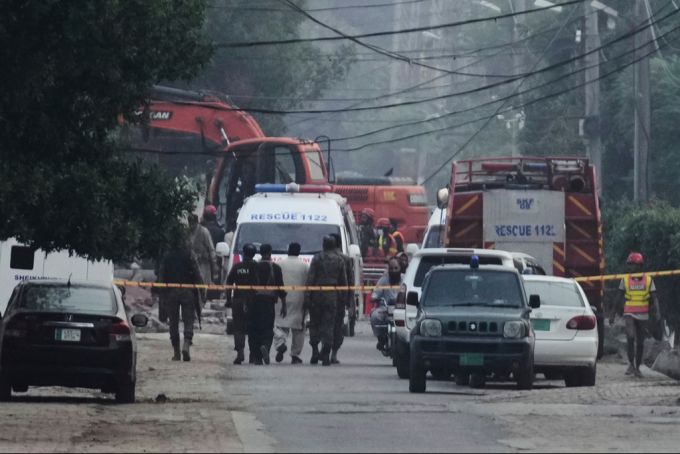 In Pakistan stehen nach den Angriffen von Indien zahlreiche Rettungskräfte im Einsatz. Indien Pakistan