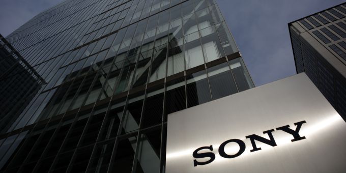 Das Sony-Logo auf dem Headquarter in Japan. sony kosten