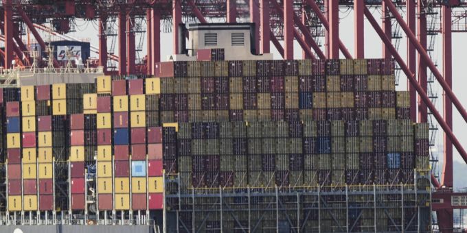 Der US-Zollpolitik trifft die Ostschweizer Wirtschaft besonders stark. Wirtschaft