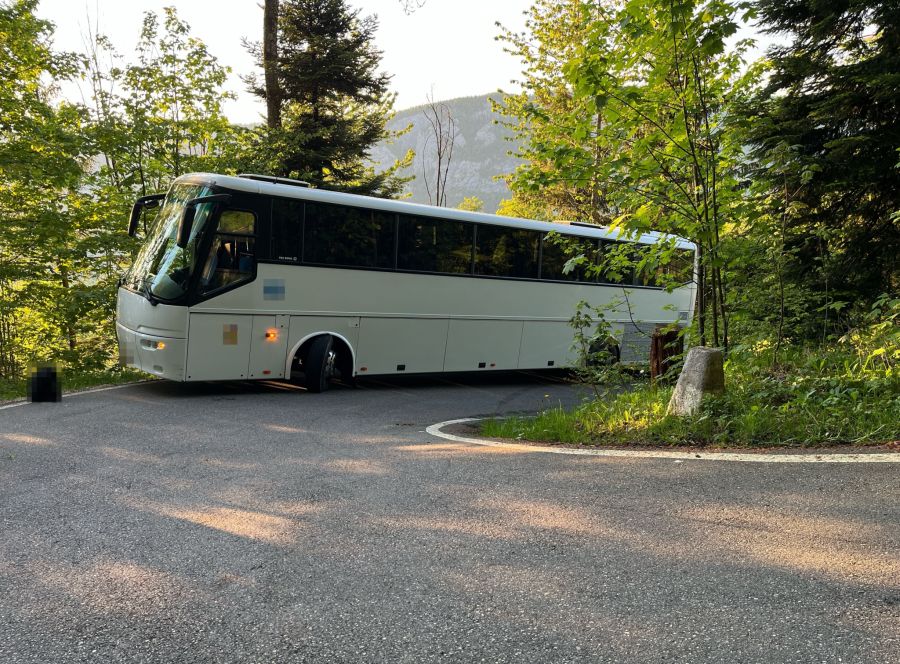 Des Nadelöhrs jüngstes Opfer: Am Dienstag, 13. Mai 2025, blieb ein polnischer Reisecar in einer engen Kurve der Balmbergstrasse stecken.