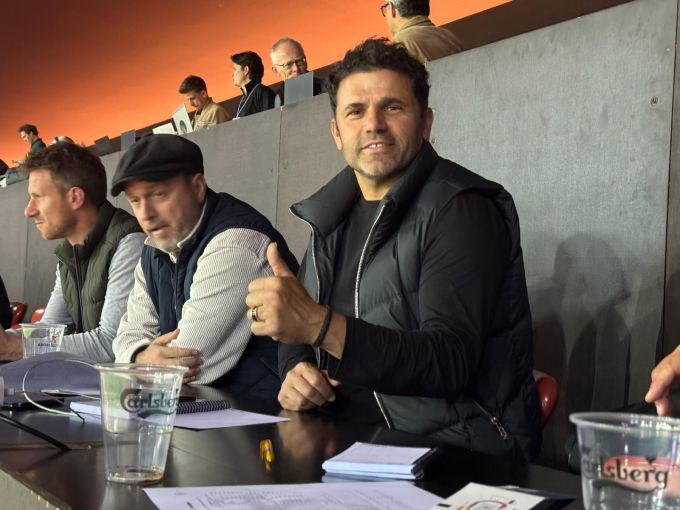 Auch Winterthur-Coach Uli Forte ist im Letzigrund und beobachtet mit Yverdon den nächsten Gegner. Uli Forte