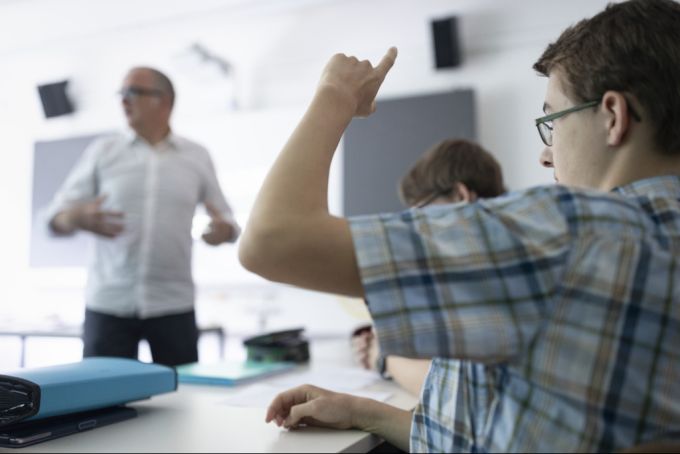 «Und jetzt noch auf Hochdeutsch!», hört man in Schweizer Klassenzimmern zu oft, findet Schulberater Sammy Frey. sammy frei schule hochdeutsch