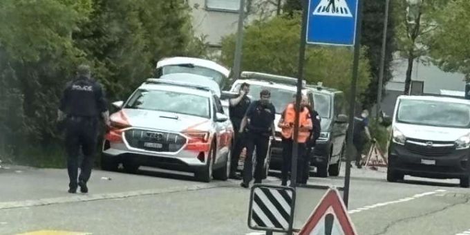 Teil des Einsatzkommandos der Berner Kantonspolizei in Ostermundigen. Polizeieinsatz Bern Ostermundigen