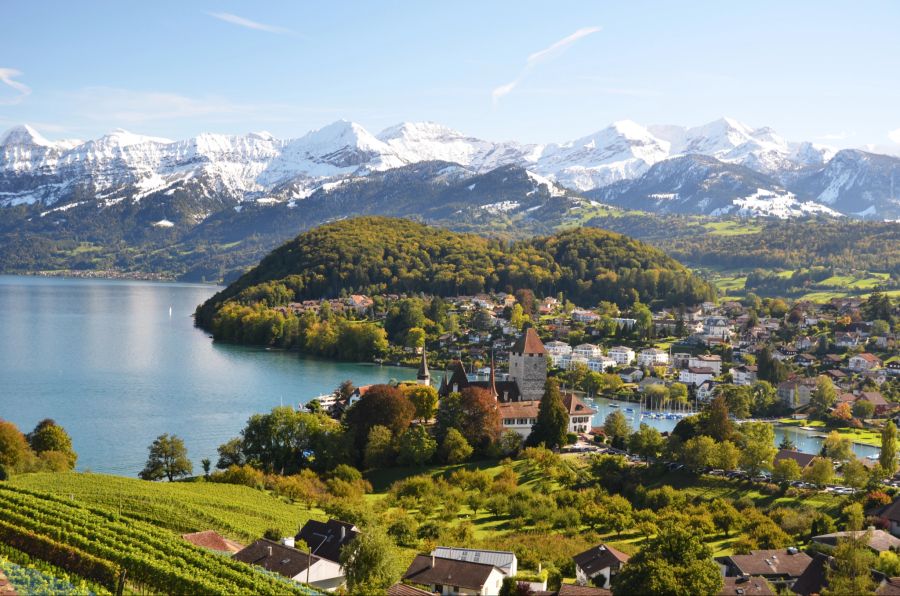 Die am Thunersee liegende Ortschaft Spiez ist Ausgangspunkt für viele Ausflüge.