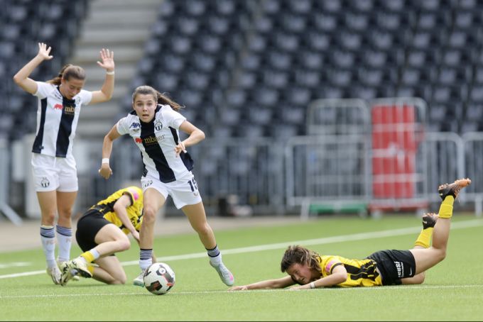 Noa Schärz (r.) von YB während dem Spiel gegen den FCZ. YB