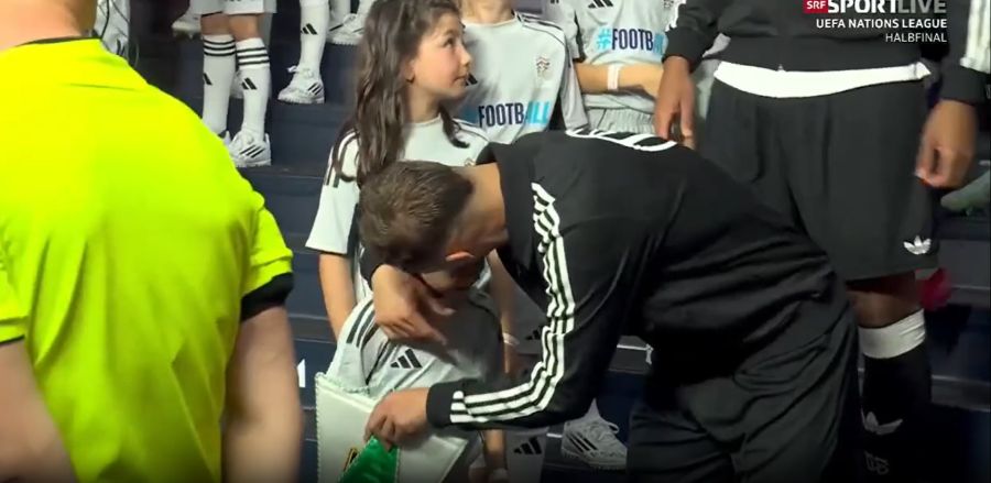 Kimmich herzt seinen Jungen, welcher ihn als Einlaufkind auf den Platz begleiten darf.