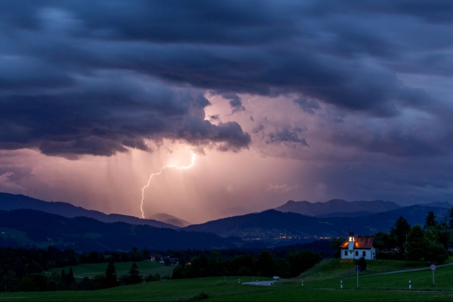 Es sind teils heftige Gewitter möglich.