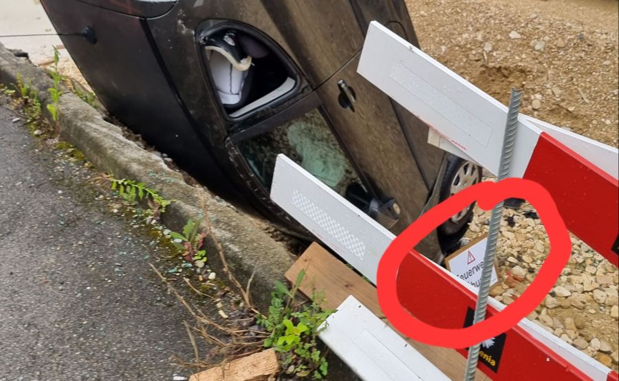 Denn das Hinweisschild der Feuerwehr befand sich ebenfalls im Graben.