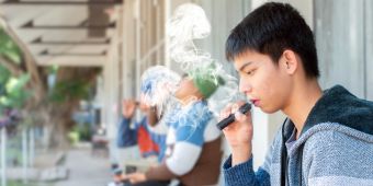 Asiatisch aussender Jugendlicher Vape