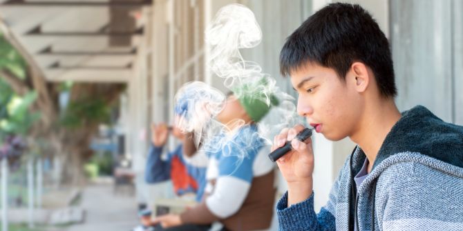 Asiatisch aussender Jugendlicher Vape