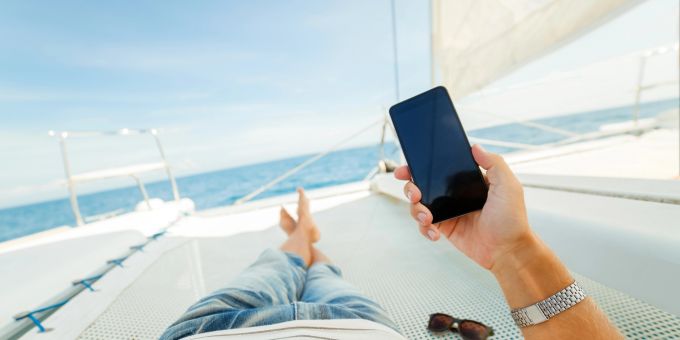 Die Handy-Nutzung auf Kreuzfahrten und im Flugzeug wird schnell zur teuren Roaming-Falle. (Symbolbild) Roaming Falle