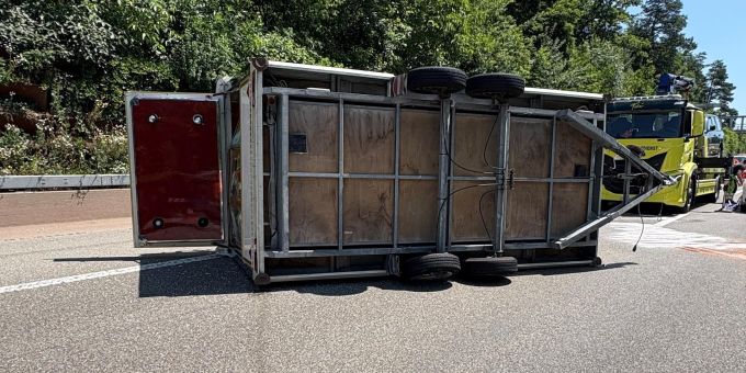 Seuzach A1: Verkehrsunfall mit Nachfolgeunfall fordert Leichtverletzten und grossen Sachschaden. Seuzach A1
