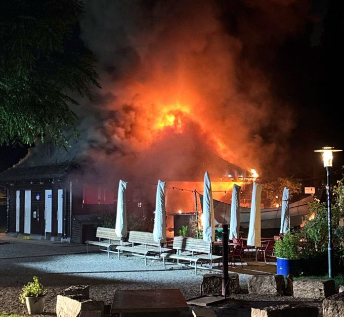 In der Nacht auf den 20. Juni breitete sich das Feuer im Kiosk Josefwiese aus. Kiosk Josefwiese