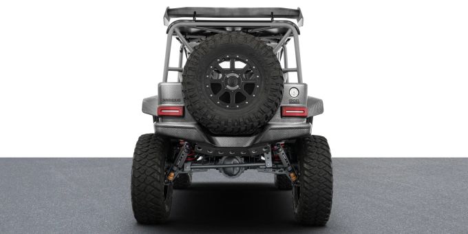 Reduktion mit nur einem Zweck. Das Fehlen von Türen und Fenstern sowie die spartanischen Carbon-Rennsitze schaffen ein ungefiltertes, intensives Offroad-Erlebnis. Brabus Crawler
