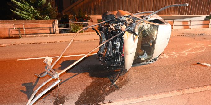 In Bronschhofen prallte ein Autofahrer in eine Mauer und ein Geländer. Selbstunfall Bronschhofen