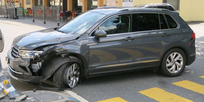In Näfels ist ein Autofahrer in eine Mittelinsel geprallt. Näfels Selbstunfall
