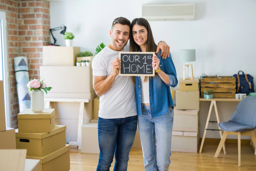 Ein junges Paar, das gerade sein erstes gemeinsames Zuhause einrichtet.