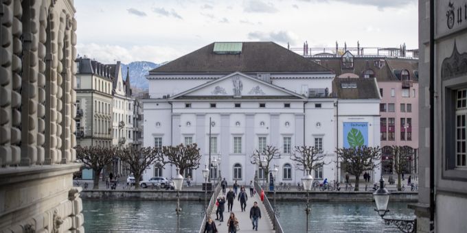 Das Luzerner Theater steht vor finanziellen Einbussen. (Archivbild) Theater Luzern Sitzplätze gesperrt