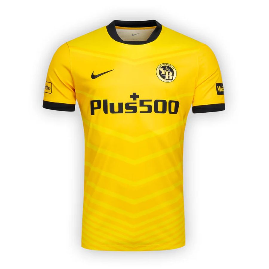 Das neue YB-Trikot kommt in zwei Gelbtönen daher. Schwarze Ärmel-Aufschläge und schwarzer Kragen komplettieren den Retro-Look.