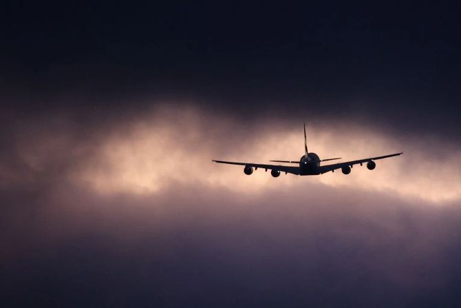 Ein Flugzeug im Himmel