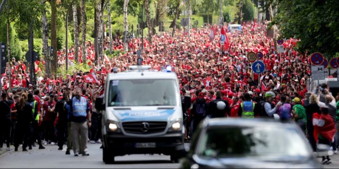 Die Schweizer Fans bei ihrem Umzug vor dem Nati-Spiel gegen Ungarn an der EM 2024. EM 2024