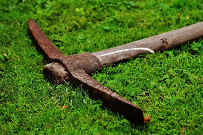 Mit einem Pickel und anderem Werkzeug soll sich die Seniorin am Nachbarsgrundstück zu schaffen gemacht haben. (Symbolbild) Werkzeug Pickel