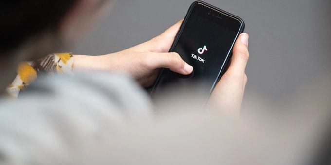 Tiktok wehrt sich in den USA gegen ein Gesetz, das einen Eigentümerwechsel erzwingen soll. Tiktok wehrt sich in den USA gegen ein Gesetz, das einen Eigentümerwechsel erzwingen soll.