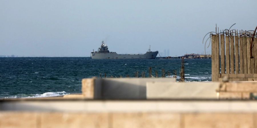 Schiffe fahren vor der Küste des Gazastreifens