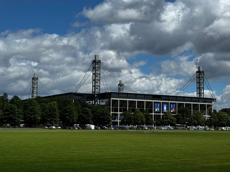 Hier absolviert die Nati das erste Spiel gegen Ungarn, im RheinEnergieStadion.