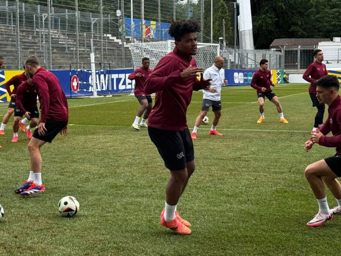 Manuel Akanji trainiert mit offenen Haaren. Manuel Akanji