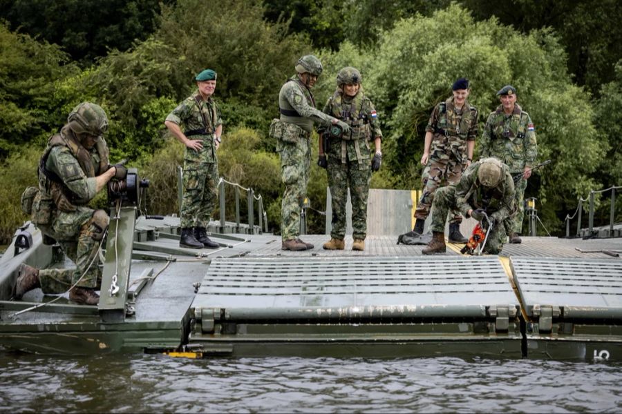 Von der Truppe lässt sie sich die verschiedenen Abläufe erklären.