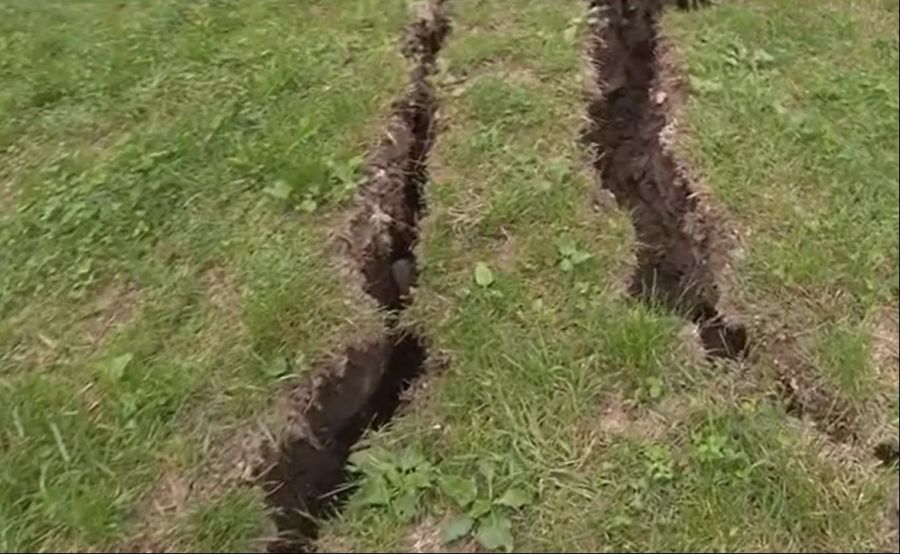 Wegen eines Risses im Boden sorgt man sich um die Sicherheit der Arbeiter auf der Autobahn A13.