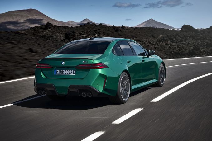 Mut zur Kante: Der BMW M5 baut auf der neuen Minimalismus-Optik der 5er-Reihe auf und pumpt sich die Kotflügel üppig auf. BMW M5