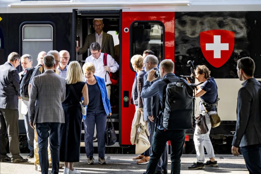 Der Bundesrat beim Eintreffen am Bahnhof von Sitten VS auf dem Weg zum ersten Apéro mit der Bevölkerung im Rahmen der Bundesratsreise, am 27. Juni 2024.