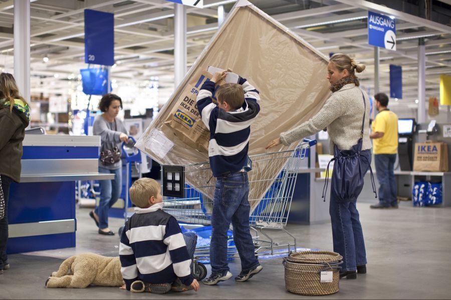 Somit wurde dann auch die Ab-18-Regel am Self-Checkout gestrichen. Nun müssen in manchen Filialen die Regeln-Schilder bei den Kassen angepasst werden.
