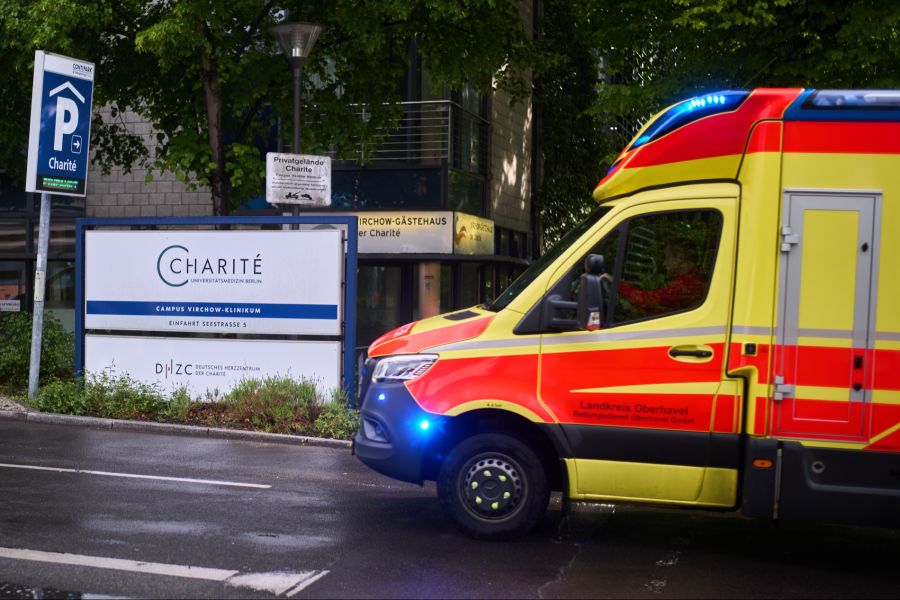 Das Weisse Haus bezeichnet das als falsch. Wegen der Reisezeit und der Erfahrung des Berliner Spitals sei er nach Deutschland geflogen worden.