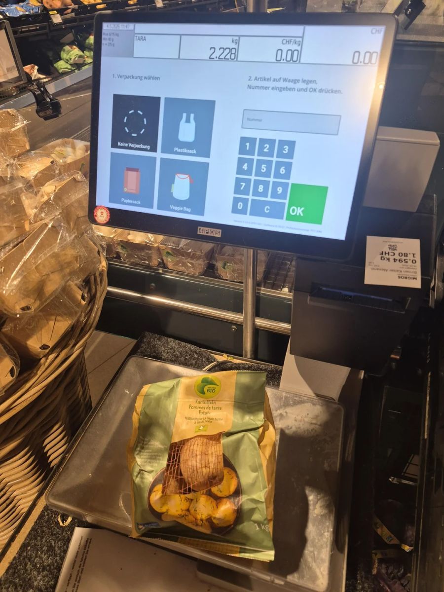 Glückspilze gibts aber offenbar auch, sowohl im Coop als auch bei der Migros (im Bild). Hier zeigt die Waage bei einem 1-Kilo-Sack über zwei Kilo Inhalt an.