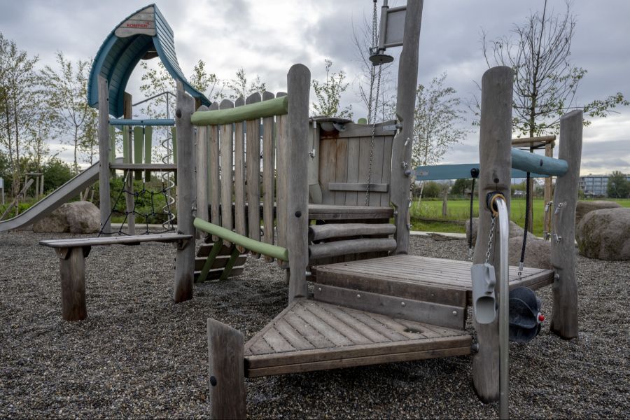 Ein idealer Spielplatz lädt zum Klettern, Balancieren oder Hüpfen, aber auch zum Ausprobieren und Wahrnehmen ein.