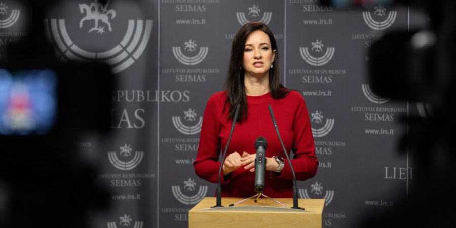 ARCHIV - Die neu gewählte litauische Ministerpräsidentin Inga Ruginiene spricht zu den Medien im Parlament in Vilnius. Foto: Mindaugas Kulbis/AP/dpa
