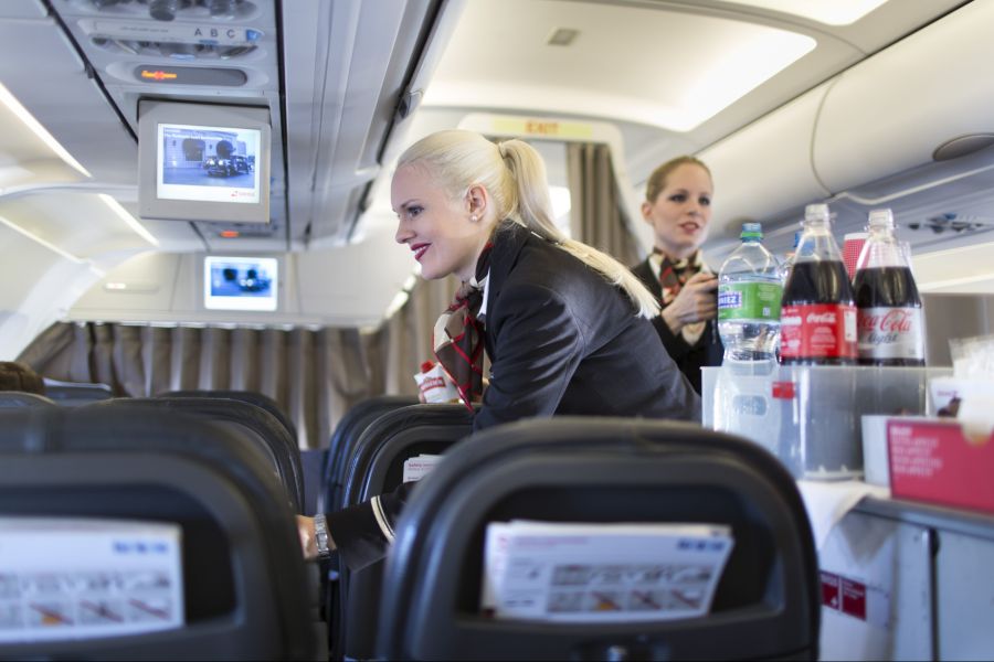Er war laut, beleidigte eine Flugbegleiterin und forderte noch mehr Alkohol.