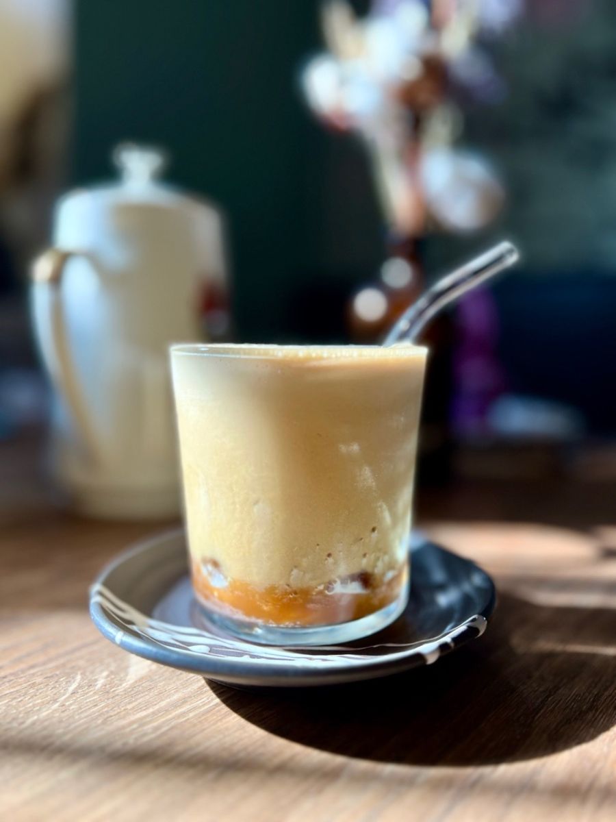 Hier der kalte Doppio aus dem Café Miyuko in Zürich. Er wird anders hergestellt als der kalte Kaffee in Thun – Eis und Kaffee werden zusammen vermischt.