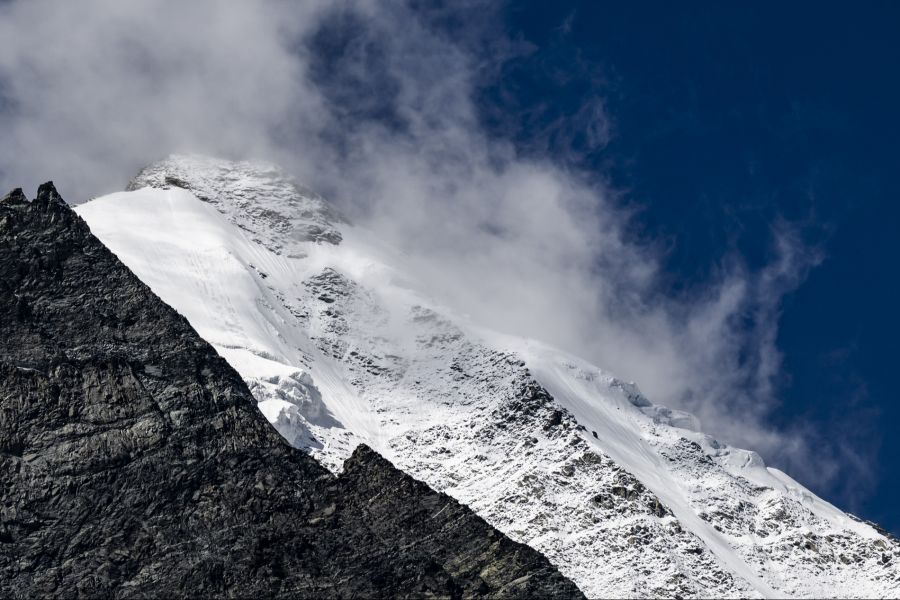 Der Hängegletscher am Weisshorn bröckelt.