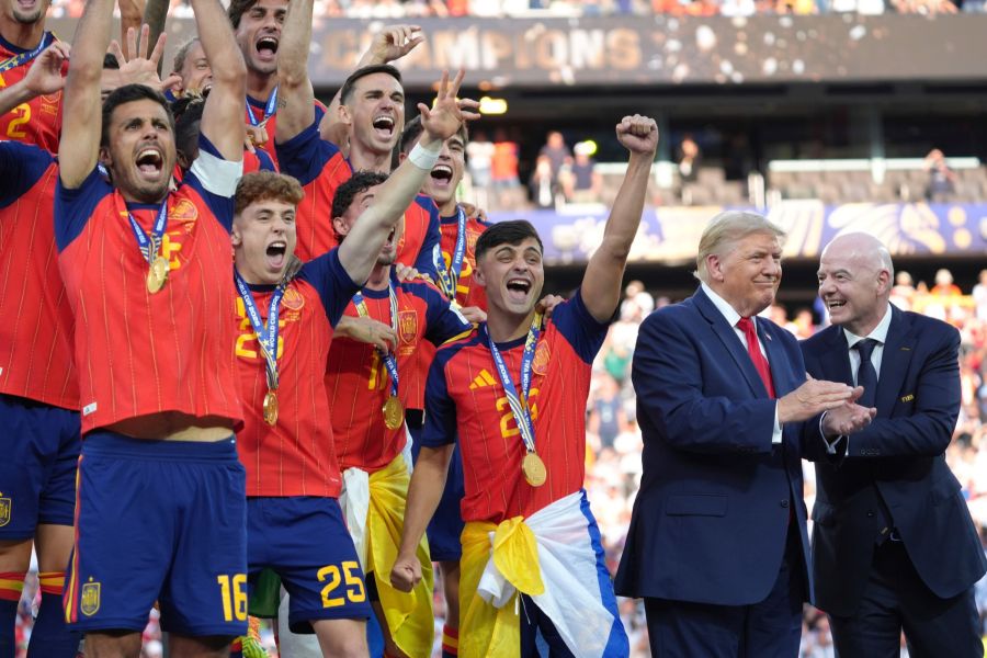 Die spanischen Spieler bejubeln ihren Titel, während Trump und Infantino applaudieren.