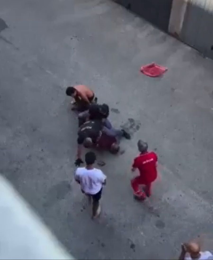 Rettungssanitäter stehen daneben, unternehmen jedoch nichts.