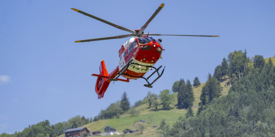 Ein Helikopter der Rega hat den verunfallten Velofahrer ins Spital gebracht. (Symbolbild)
