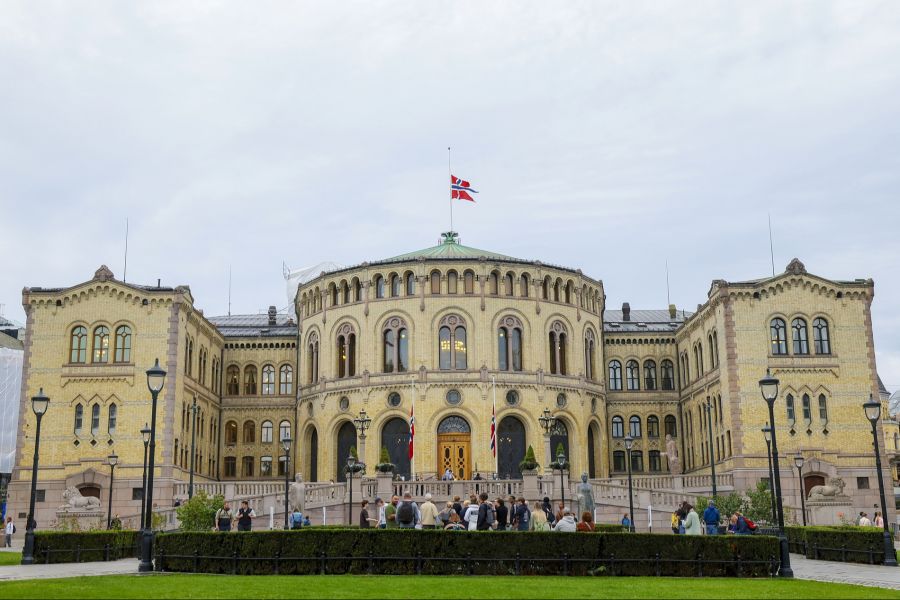 Die Flagge in Norwegen ist auf halbmast gesetzt.