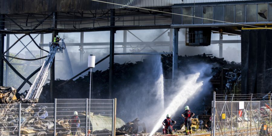 Nach dem Brand in der Recyclinganlage in Ecublens VD dauerten die Löscharbeiten am Samstagmorgen weiter an.